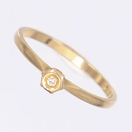 Ring med vit sten, stl 16, bredd 1-3mm, 18K Vikt: 1,2 g