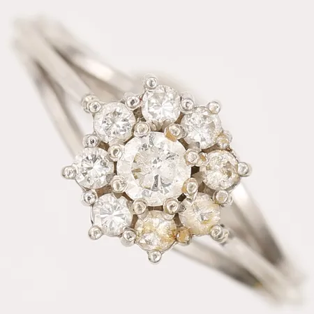 Ring med diamanter 1 x ca 0,16ct, 8 x ca 0,03ct, stl 17, bredd 2-9mm, vitguld, 18K  Vikt: 3,3 g
