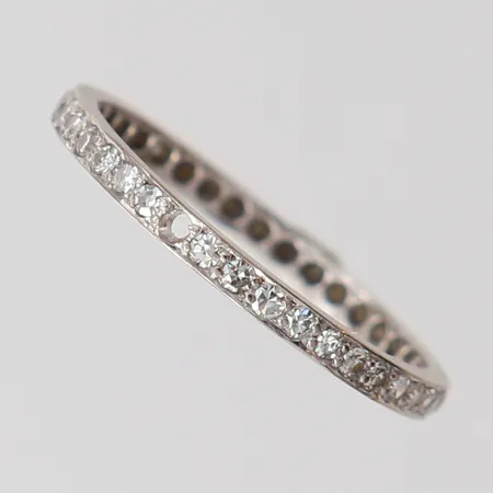 Ring med 8/8-slipade diamanter ca 40 x 0,01ct, stl: 16½, bredd 1,8mm, oval, saknar en diamant, behov av omrodiering, vitguld 18K.  Vikt: 1,1 g