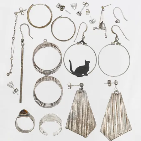 Diverse silver, stenar, defekt.  Vikt: 28 g