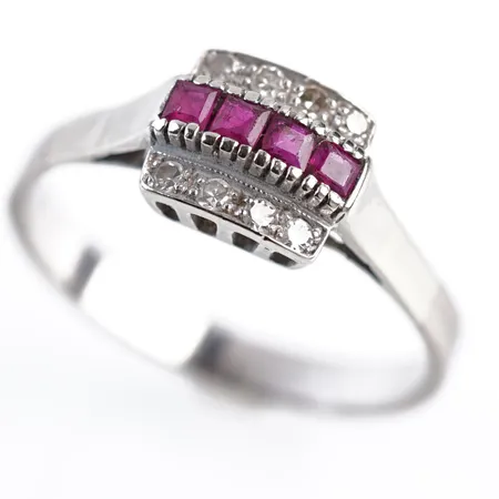 Ring m diamanter och rubiner, vitguld, stl 21(65), bredd 8mm, 18k Vikt: 3,9 g