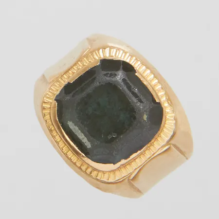Ring, grön syntetisk spinell, sliten, defekt, avklippt, 14K, bruttovikt: 5,2g.