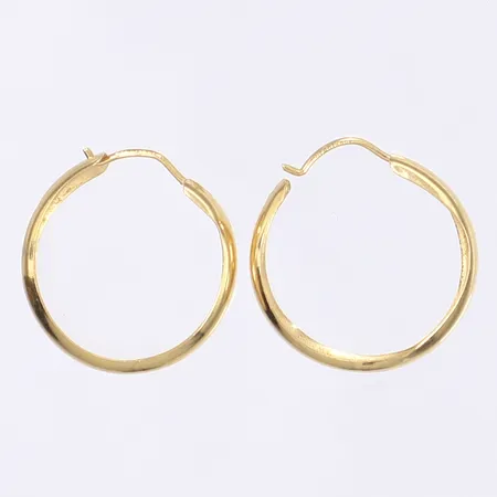 Ett par örhängen, creoler, Ø18mm, bredd 3mm, 18K, buckliga Vikt: 0,8 g