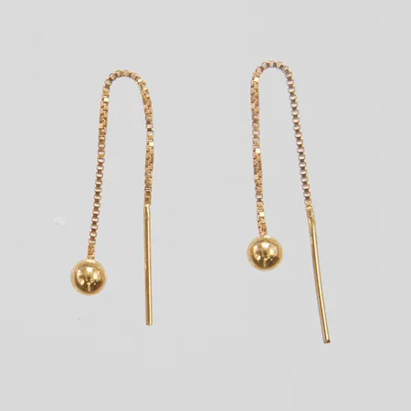 Ett par örhängen, längd 40mm, bredd 0,5-3mm, 18K Vikt: 0,4 g