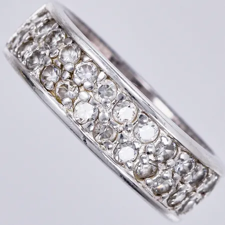 Ring med vita stenar, stl: 17, bredd ca 6mm, 925/1000 silver Vikt: 4,6 g