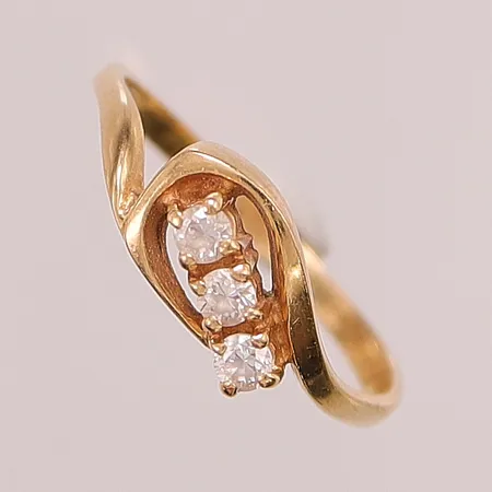 Ring, vita stenar, Ø18, bredd: 1,7-6,8mm, 18K, 2,5g.