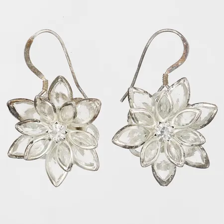 Ett par örhängen i form av blommor med vita stenar, längd: 34mm, bredd: 23mm, bruksslitage, silver, bruttovikt: 3,8g.