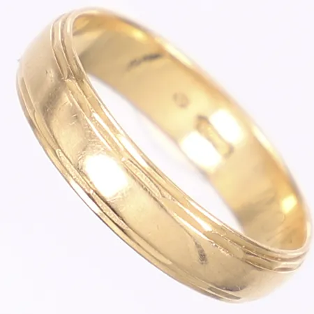 Ring, stl 19¾, bredd 5mm, gravyr, 18K Vikt: 4,3 g