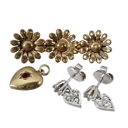 Brosch, förgyllt silver, storlek 13x39 mm. Örhängen, silver, vita stenar 5,5 x 13 mm. Hjärta, förgyllt silver, bucklig, röd sten. Vikt: 5,9 g