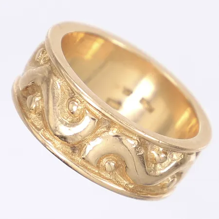 Ring, dekor i relief, stl 21½, bredd 10mm, svenska stämplar, 18K Vikt: 19,3 g