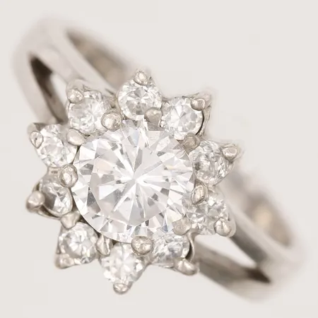Ring med vita stenar, stl 18½, silver Vikt: 6,3 g