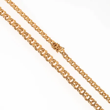 Collier, doserad bismarck i 18K guld. Det är 43 cm långt, 6 - 8,5 mm brett och väger 35,2g. Kistlås. Fint skick. Stämplad S10 (1992), DDD (J H Juveler, Upplands Väsby), 18K & kattfot.