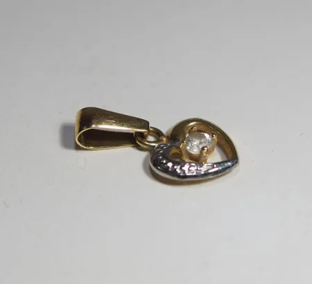 Hänge med sten längd 1,5cm, 18k Vikt: 0,3 g