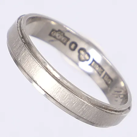 Ring, stl 18½, bredd 4mm, gravyr, vitguld 18K Vikt: 4,1 g