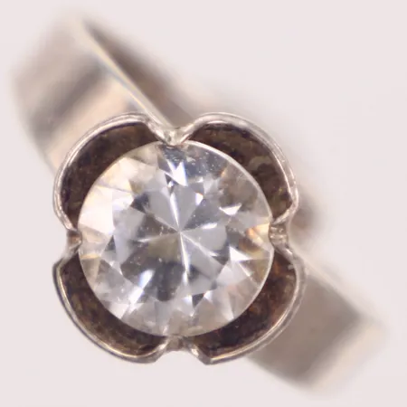 Ring med vit sten, ställbar storlek ca 17, bredd 2,7-11,2mm, Alton, år 1978, gravyr, silver 925/1000 Vikt: 3,2 g
