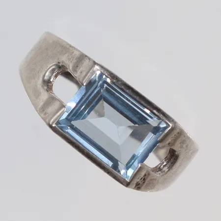 Ring med slipad blå sten stl 16½ bredd 2-7mm, BEH (Bengt Hallberg) Köping 1969, silver 830/1000  Vikt: 2,9 g