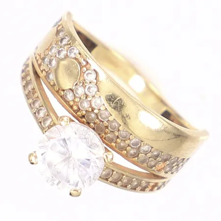 Ring med vita stenar, stl 18, bredd 2-10mm, 18K, defekt stenar saknas Vikt: 4,1 g