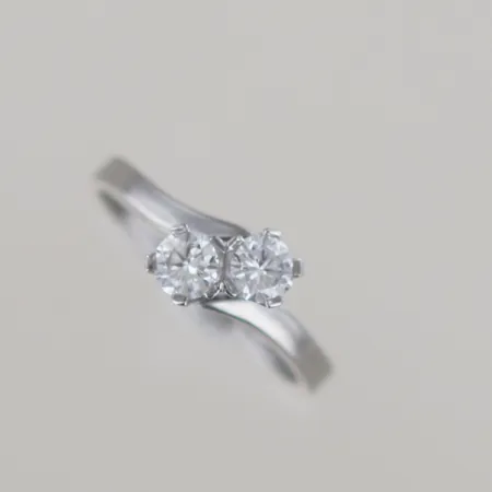 Syskonring med 2 diamanter totalt 0,54ct  TW VS god slipning, Ø 17,5 mm, 18k Vikt: 3,9 g