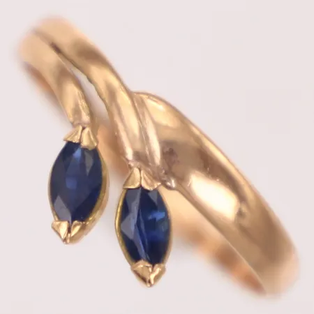 Ring med blå sten, stl 17¼, bredd 1,7-8,9mm, 14K Vikt: 1,6 g