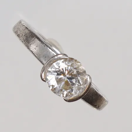 Ring med vit sten, stl 16, bredd 2-5mm,  (GHA), text på sken: "forever", silver, 925/1000 Vikt: 6,9 g