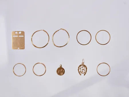 Diverse smycken, graverade, defekta, 18K Vikt: 24,8 g