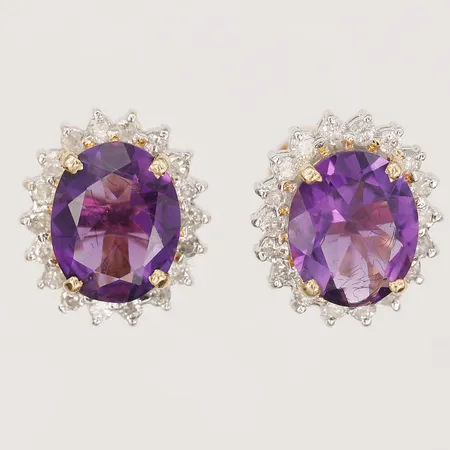 Ett par örhängen med lila stenar, troligen ametister samt diamanter 36 x ca 0,01ct, 12x14mm, tvåfärgade, en snurrebuss i metall, 14K bruttovikt: 4,2g Vikt: 4,2 g