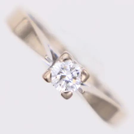 Ring med diamant 1xca0,25ct enligt gravyr ca W(H)/Si, stl 16¾, bredd 2,4-4,4mm, år 1975, vitguld, 18K  Vikt: 3,4 g