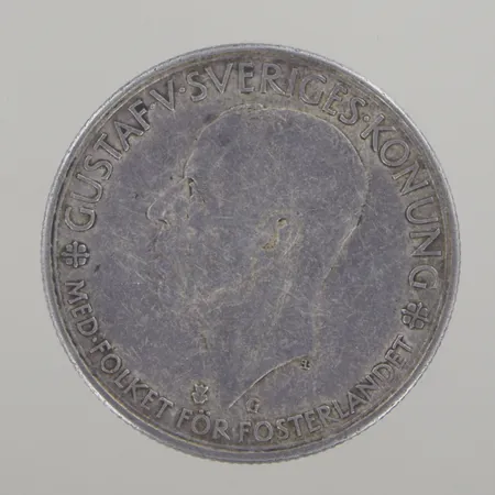 Mynt, "Gustaf V Sveriges Konung,  Med folket för fosterlandet,  Sveriges Riksdag 1435-1935, 5kr", silver 925/1000. En Silverbrosch fjäril  L 4cm H 3,5cm, 830/1000   Vikt: 31,5 g