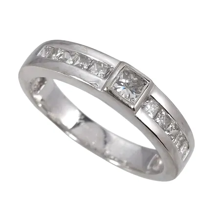 Diamantring, 18K vitguld, 11 prinsesslipade Diamanter - totalt 0,50ct, stämplat på skenans insida, Guldfynd (GHA), Ø17,0 mm, bredd 3,3 - 3,9 mm, borttag av gravyr ingår Vikt: 4,4 g