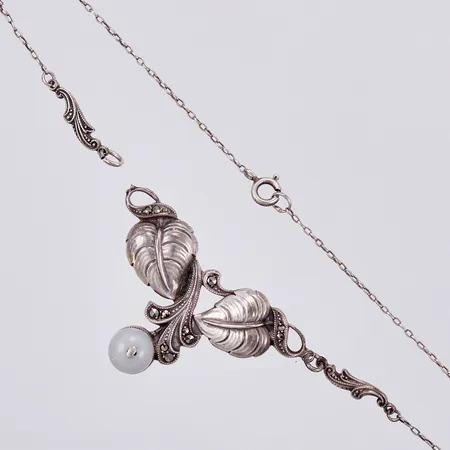 Collier med markasiter, längd: ca 54,5cm. bredd: ca 1-25mm, länk av, 830/1000 silver Vikt: 8,3 g