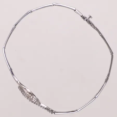 Armband med vita stenar, längd ca 19cm, bred 1,7-12,3mm, halvstelt, vitguld, 18K  Vikt: 7,3 g