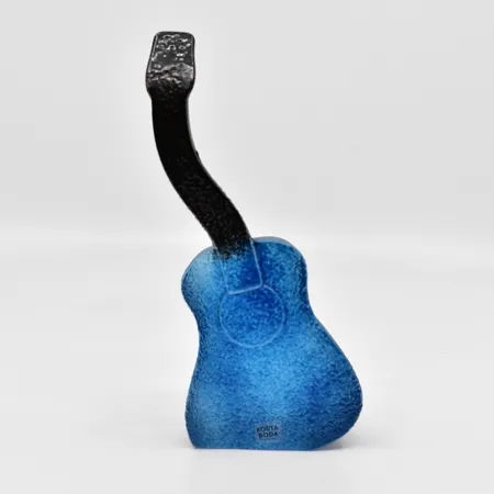 Skulptur, Kosta Boda, Kjell Engman, glas, nr. 7090771, gitarr, blå, höjd 17cm