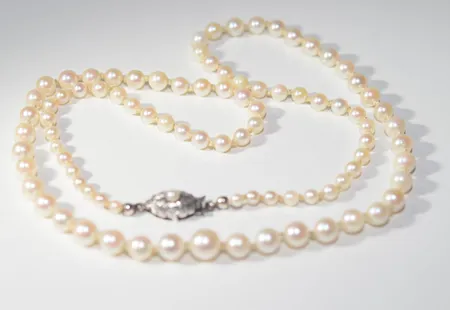Pärlhalsband syntetiska pärlor, längd 71 cm bredd 7,12 mm, Låset lite löst Vikt: 0 g