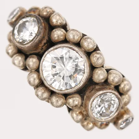 Ring med vita stenar, Kumkum, stl 18¼, bredd 6mm, silver Vikt: 11,4 g