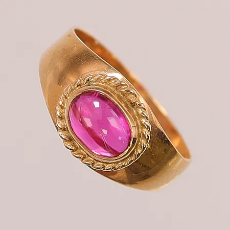 Ring med röd sten, Ø16,25, bredd 3,7-8,5mm, 18K, 2,2g.