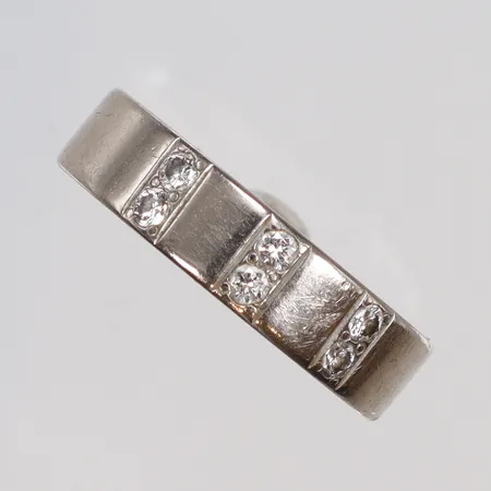 Ring med diamanter totalt ca 6x 0,02ct, stl 16½, bredd 4mm, vitguld, 18K Vikt: 6,9 g