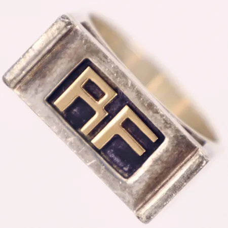 Ring, stämplad Giertta, år 1952, stl 22, monogram i guld RF,  24,5x11mm, 925/1000 silver Vikt: 19,9 g