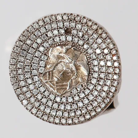 Ring med medusa samt vita stenar, stl: 17¾, bredd 1,7-20mm, en sten saknas, silver 925/1000.  Vikt: 7,4 g