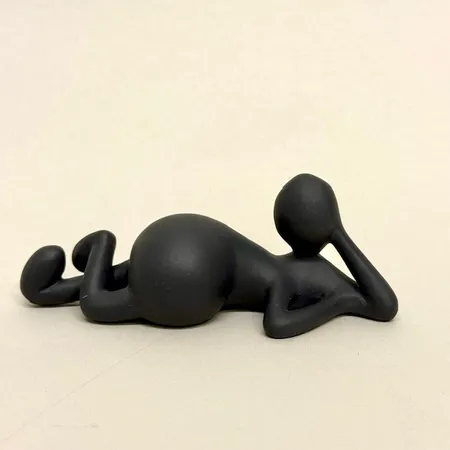 Figurin, längd 13cm, Dreamy musical note, ur serien Musica, design Monica Ritterband, år 2003,  Royal Copenhagen, svart porslin 
