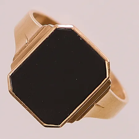 Klackring med svart sten, Ø18¾, mått ovansida:11,6x14,8mm 18K 4,2g.