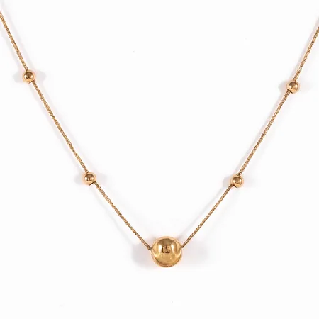 Collier i 18K guld med kulor Ø 2,5 - 6 mm. Det är 45 cm långt, 0,6 - 6 mm brett och väger 0,8g. Springring. Mindre bucklor på större kulan. 