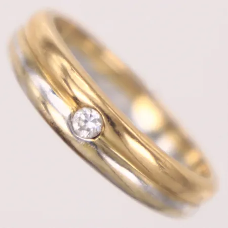 Ring stl 17, bredd 2,8-4,8mm, diamant 1x ca 0,05ctv, gulguld/ vitguld, GFAB, 18K Vikt: 2,5 g