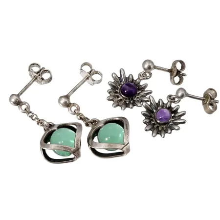 Örhängen, två par, silver, gröna stenar Ø 7 mm, Ametister Ø 4 mm, örhängenas längd 25 mm och 18 mm, stenar utan anmärkning Vikt: 4,8 g