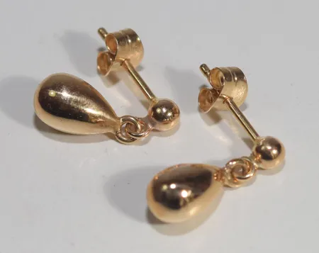 Ett par örhängen droppe, längd 1,5 cm, 18k Vikt: 1,2 g