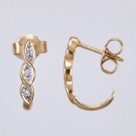 Ett par örhängen med diamanter ca 6x0,001ct, längd: ca 1,2cm, bredd: ca 2mm, 18K Vikt: 1,4 g