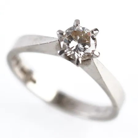 Ring m diamant 0,43ct enligt gravyr uppskattningsvis W SI, vitguld, stl 16½(52), 18k, gravyr Vikt: 3,3 g
