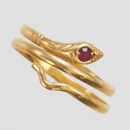 Ring, orm, rött glas, stl 15½, bredd 3-8mm, 18K Vikt: 1,5 g