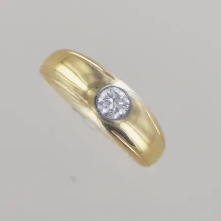 Ring solitär diamant 0,33ct, Ø 17 mm Bredd 2-7 mm 18k Vikt: 6,7 g