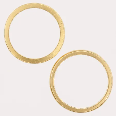 Två ringar, stl: 16¼ & 17¼, bredd: 2mm, gravyr, bruksskick, 20K guld. Vikt: 7 g
