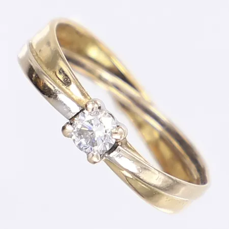 Ring med vit sten, stl 18½, bredd 3-5mm, 18K, bucklig skena Vikt: 1,2 g